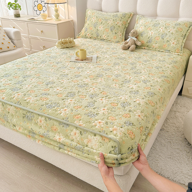 Home Textiles Bedding - ชุดผ้าปูที่นอนกำมะหยี่เนื้อนุ่มสำหรับฤดูใบไม้ร่วงและฤดูหนาว พร้อมปลอกหมอน ผ้าคลุมเตียงกันลื่น ผ้าปูที่นอนหนานุ่มพิมพ์ลาย อุ่นสบาย